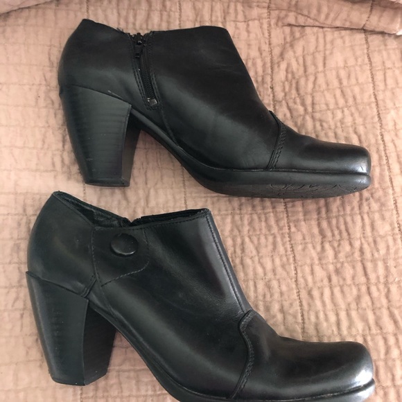 Clarks black leather heeled booties size 8.5 M - Picture 3 of 5